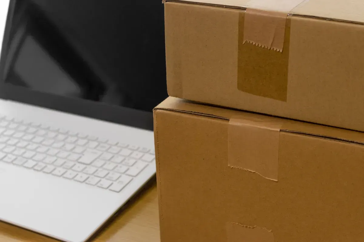 Una familia se muda a una nueva casa y juega con cajas de cartón.