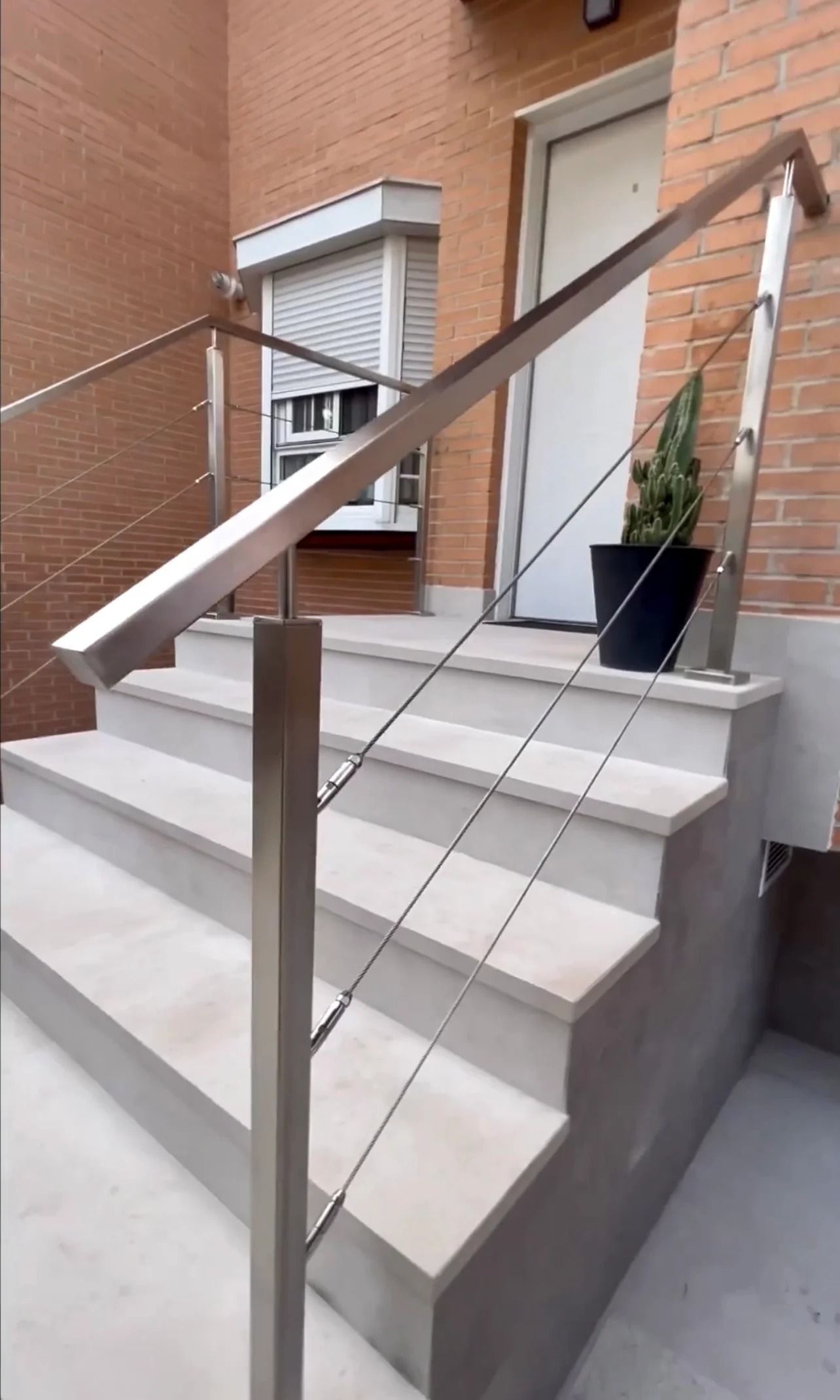 Un conjunto de escaleras con barandilla de acero inoxidable.
