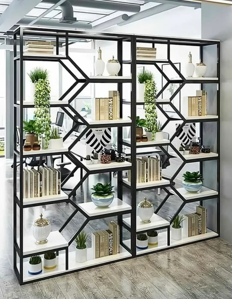 Un biombo con estantes llenos de libros y plantas en macetas.