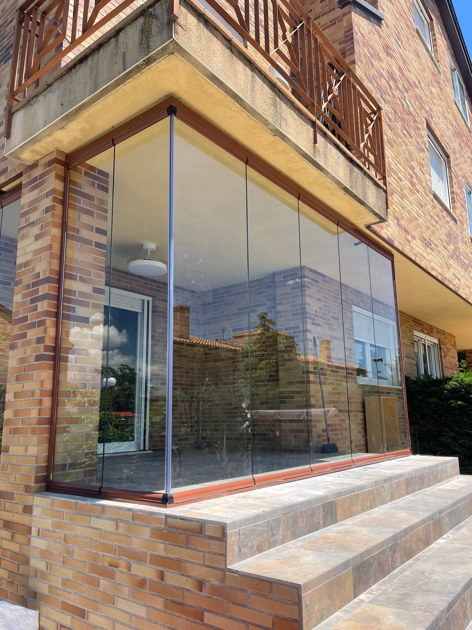 Se muestra un logotipo de Innova Cerrajería sobre un fondo negro.