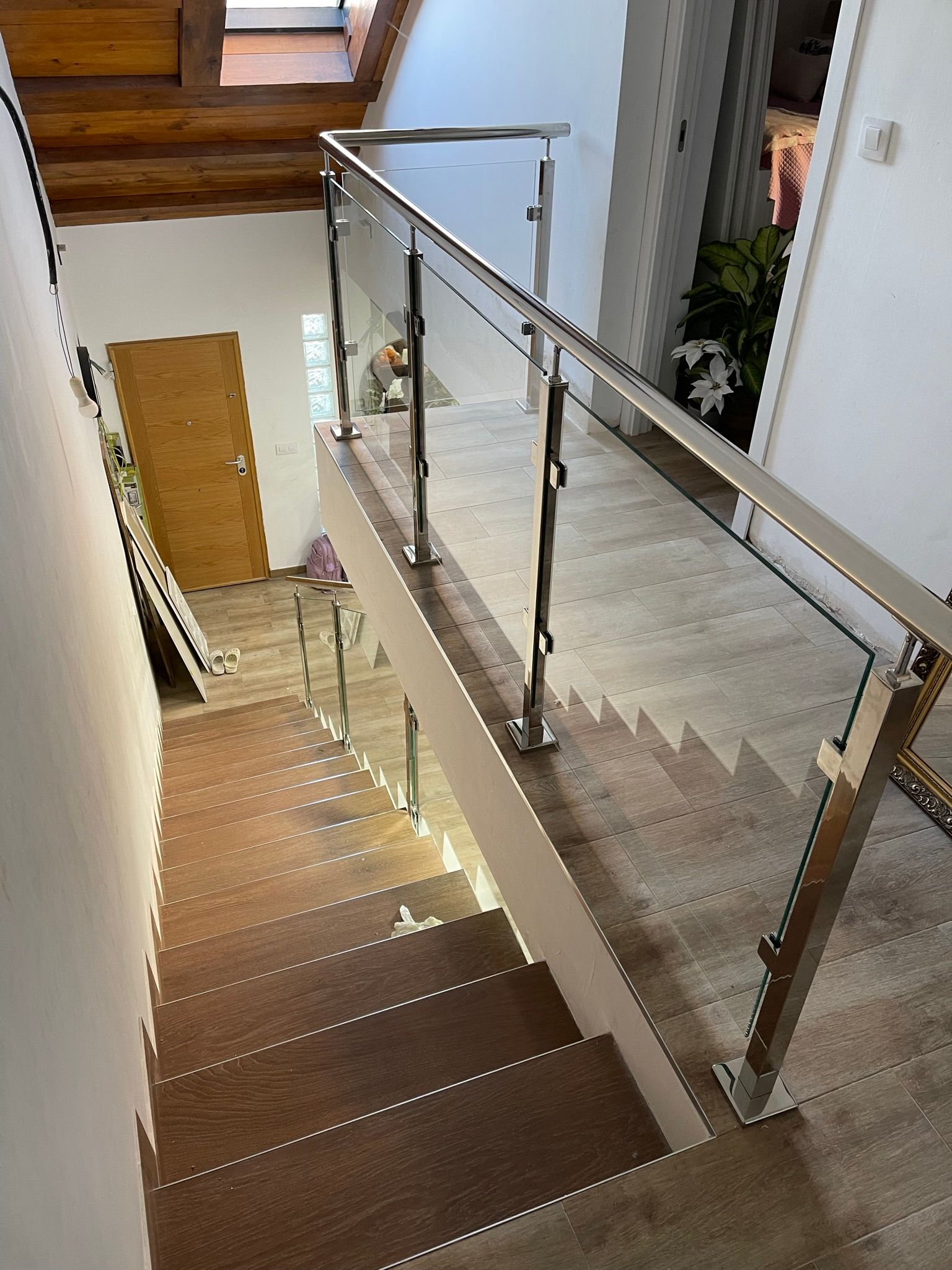 Un conjunto de escaleras con barandilla de vidrio en un edificio.