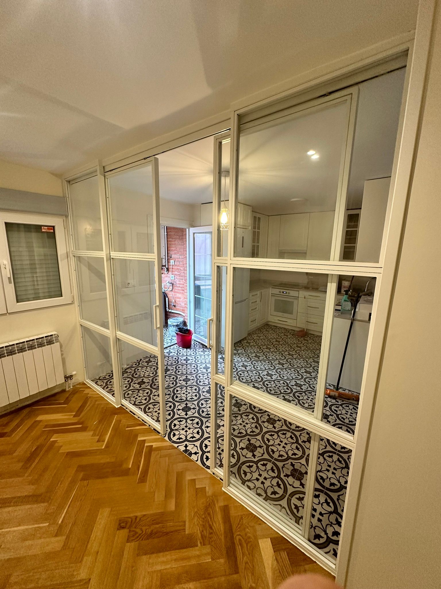 Un primer plano de una barandilla de vidrio junto a una piscina.