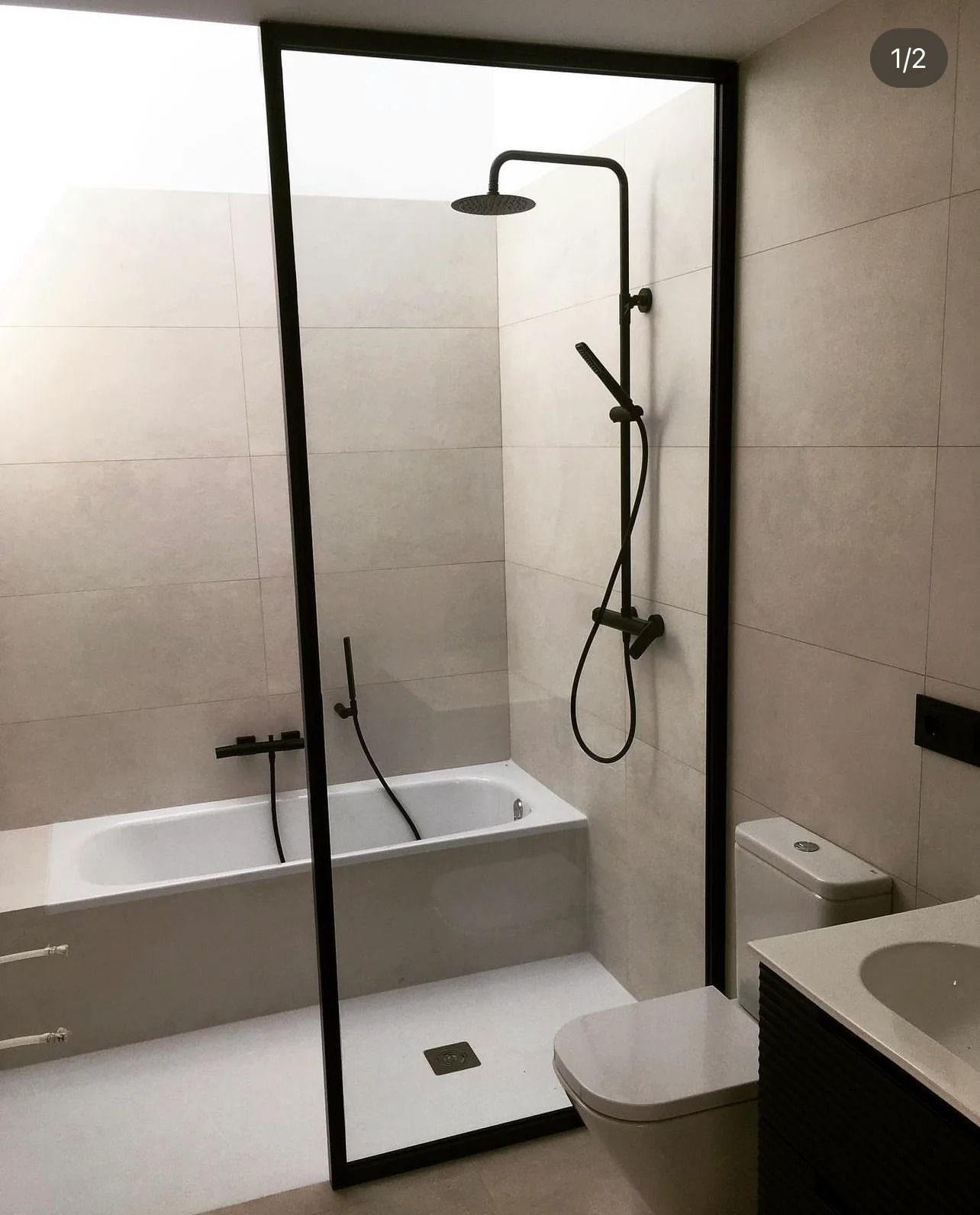 Un baño con bañera, inodoro, lavabo y ducha.