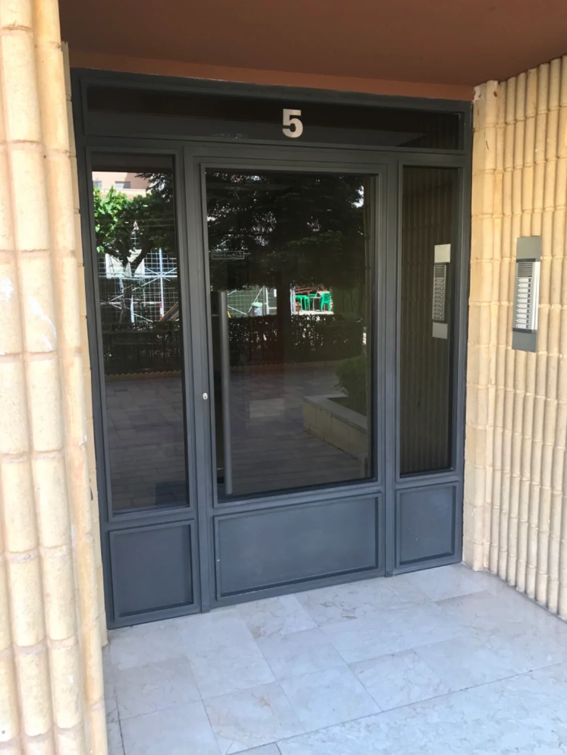 Una puerta negra con el número 5