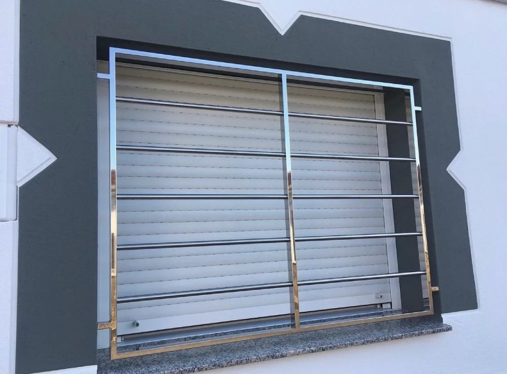 Una ventana con una valla de acero inoxidable alrededor.