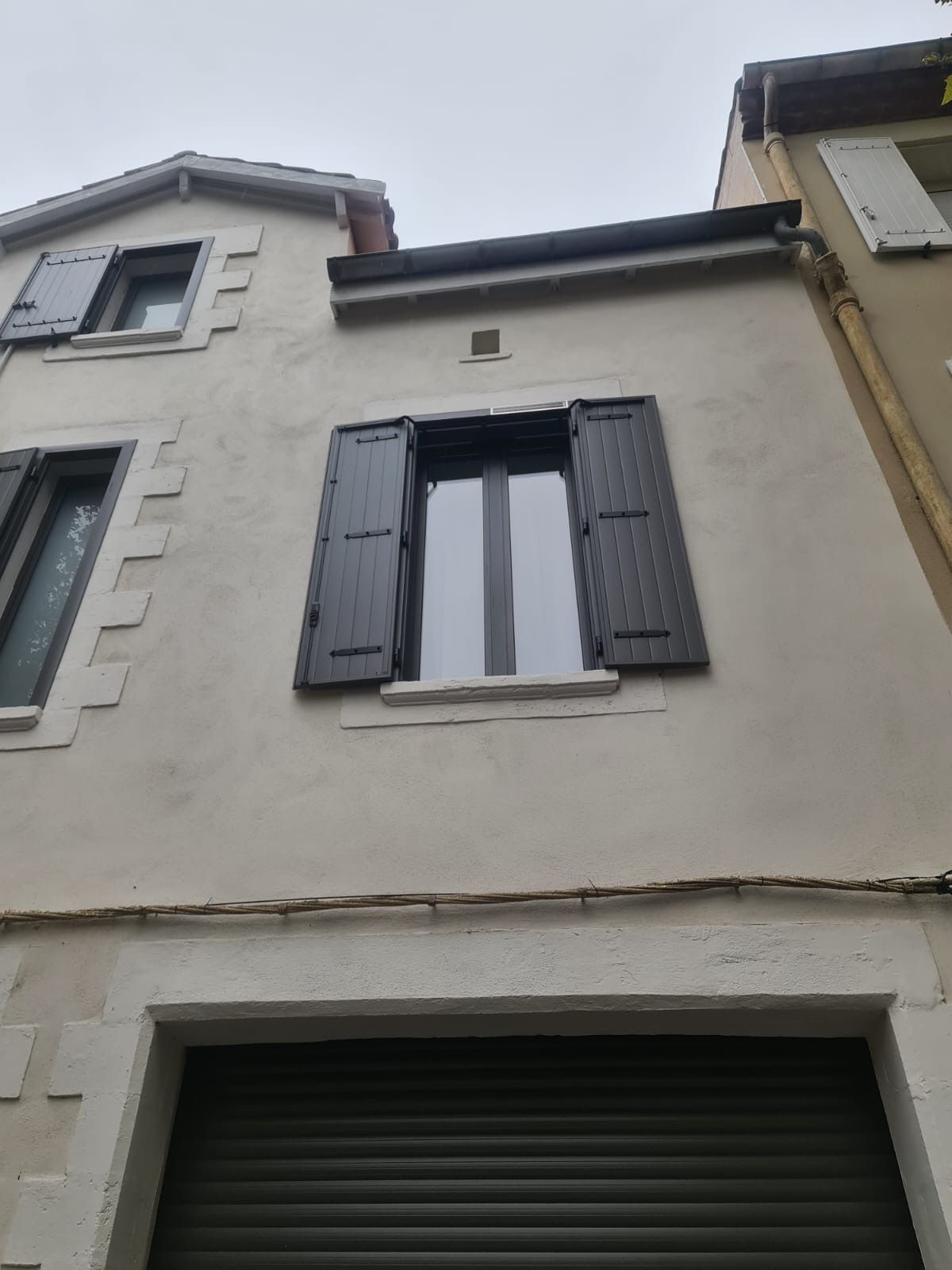 Volet roulant solaire ouvert