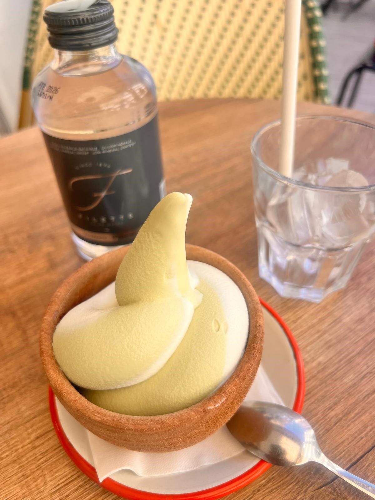 Glace posée sur une table en bois