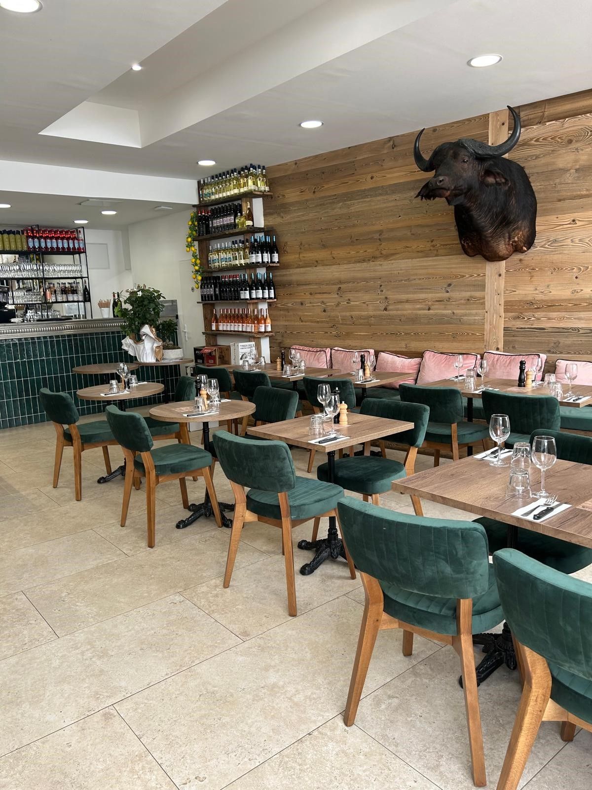 Restaurant avec une tête de buffle au mur