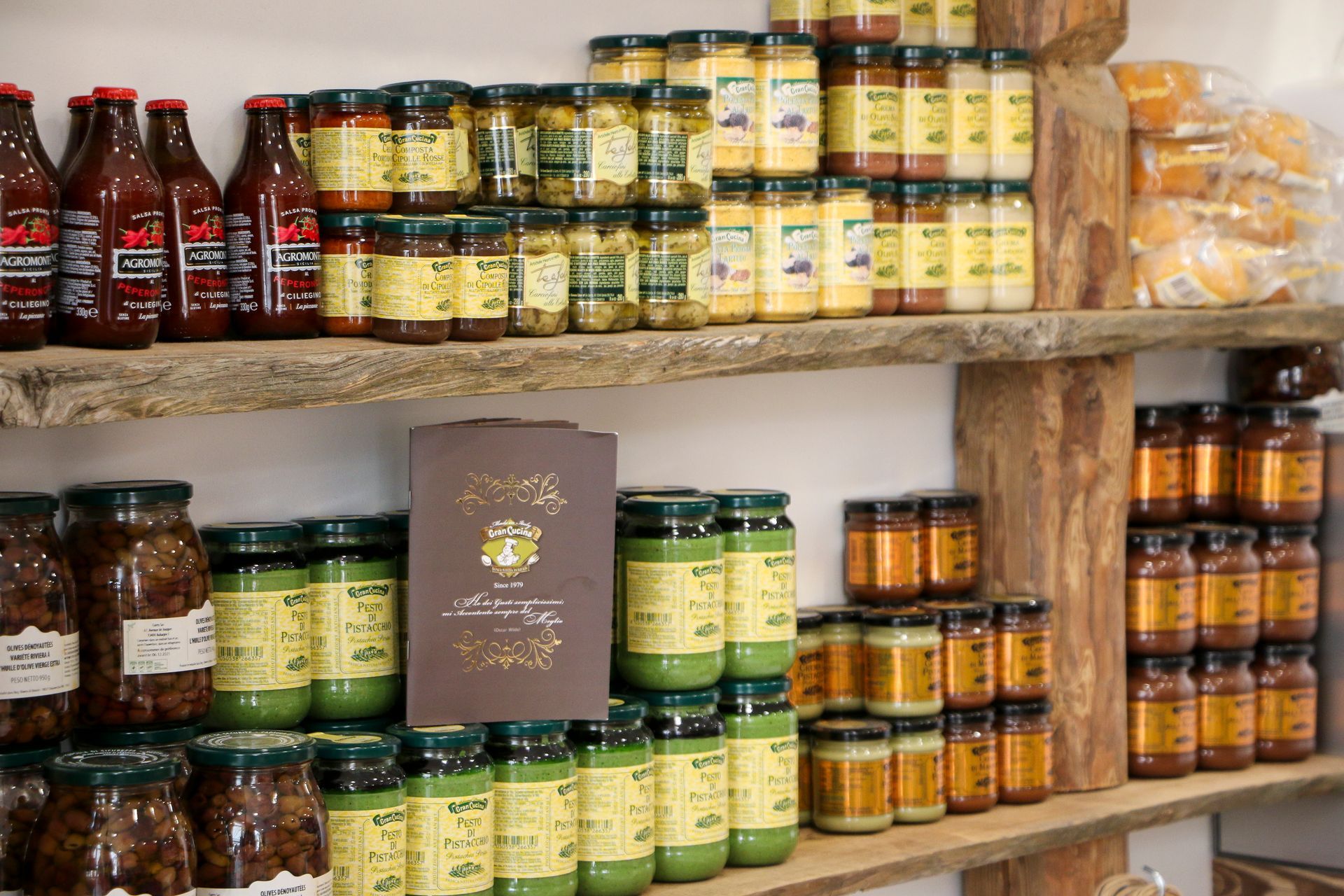 Étagère avec des bocaux de produits italiens