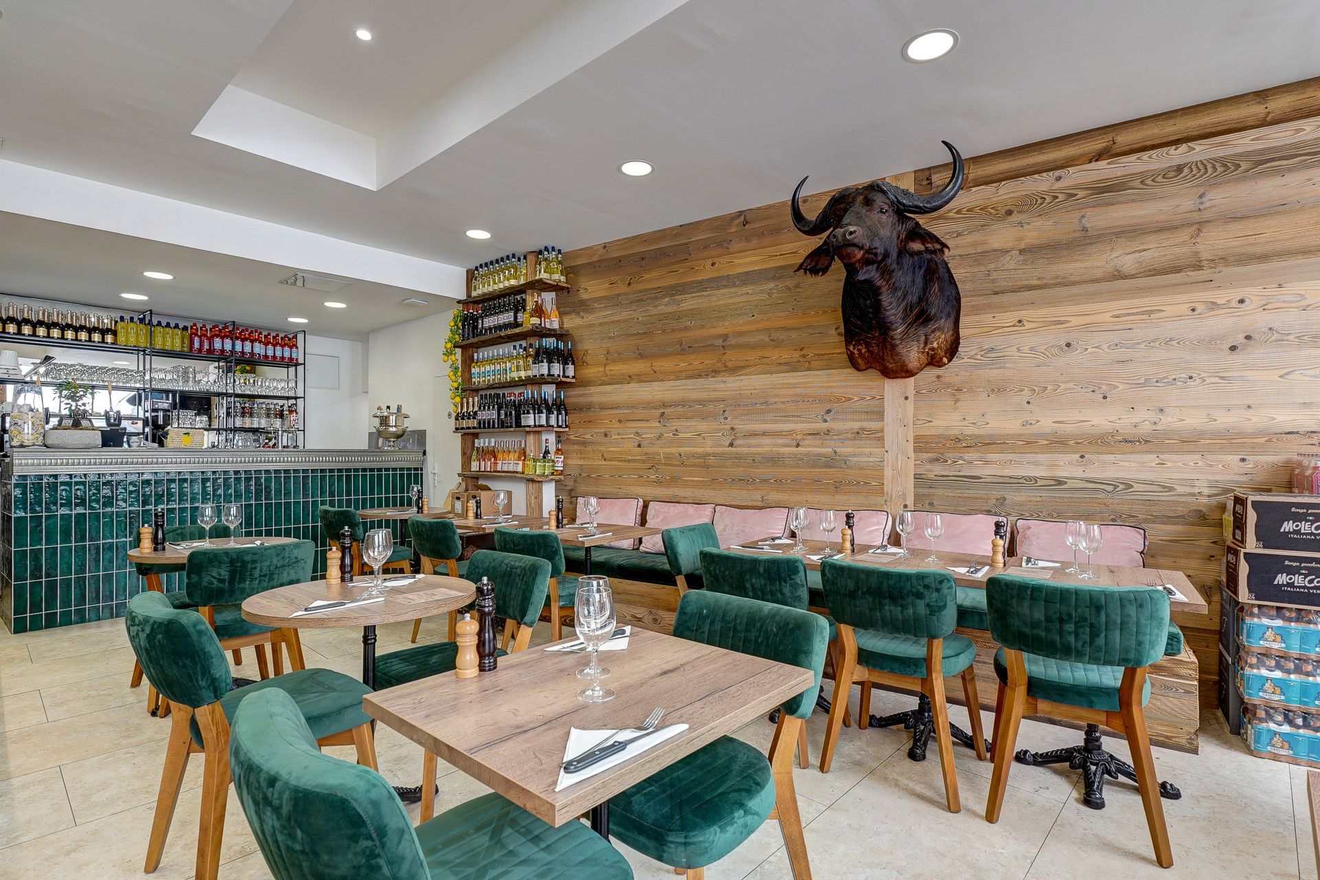 Zoom sur les fauteuils verts du restaurant