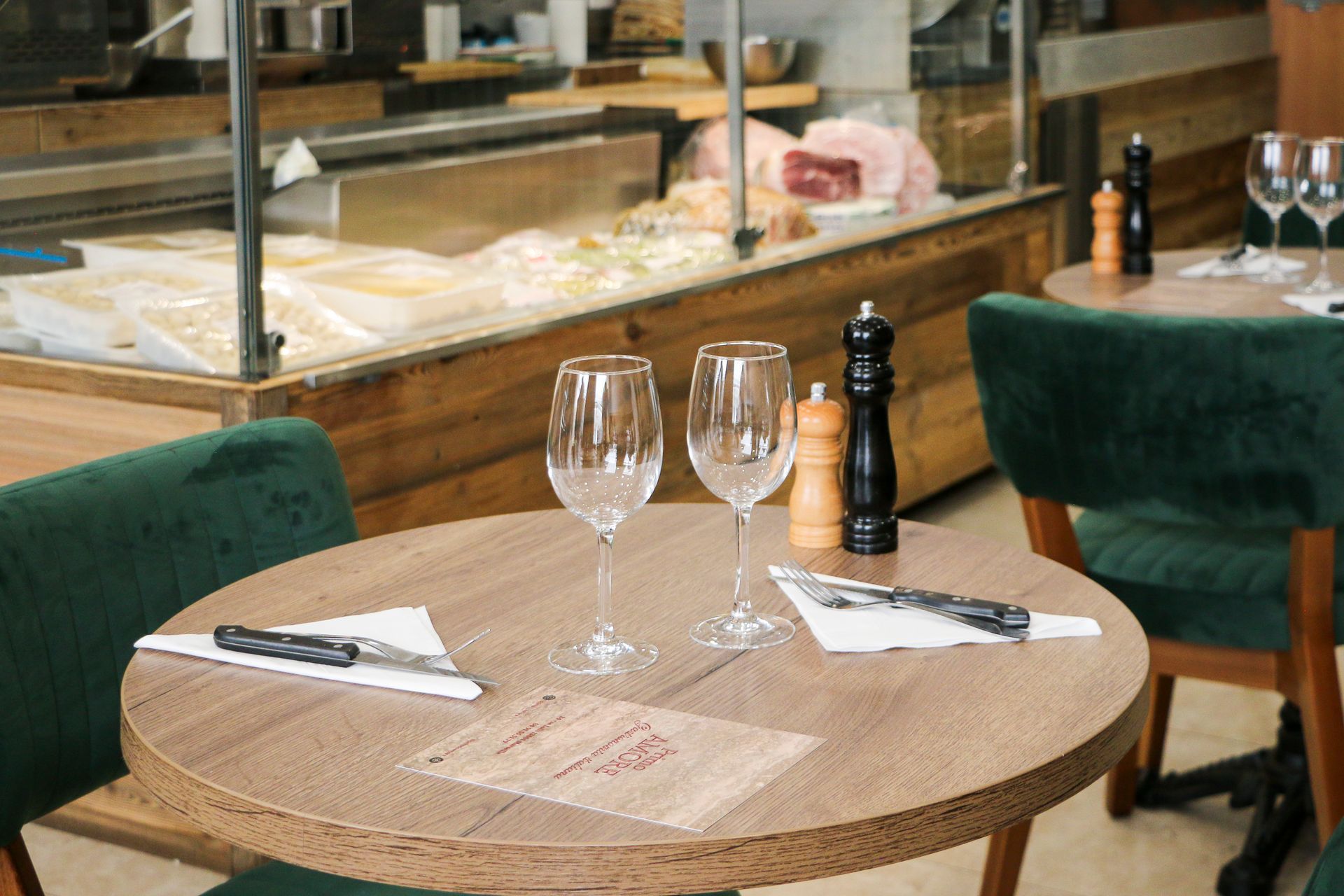 Table avec deux verres à vin