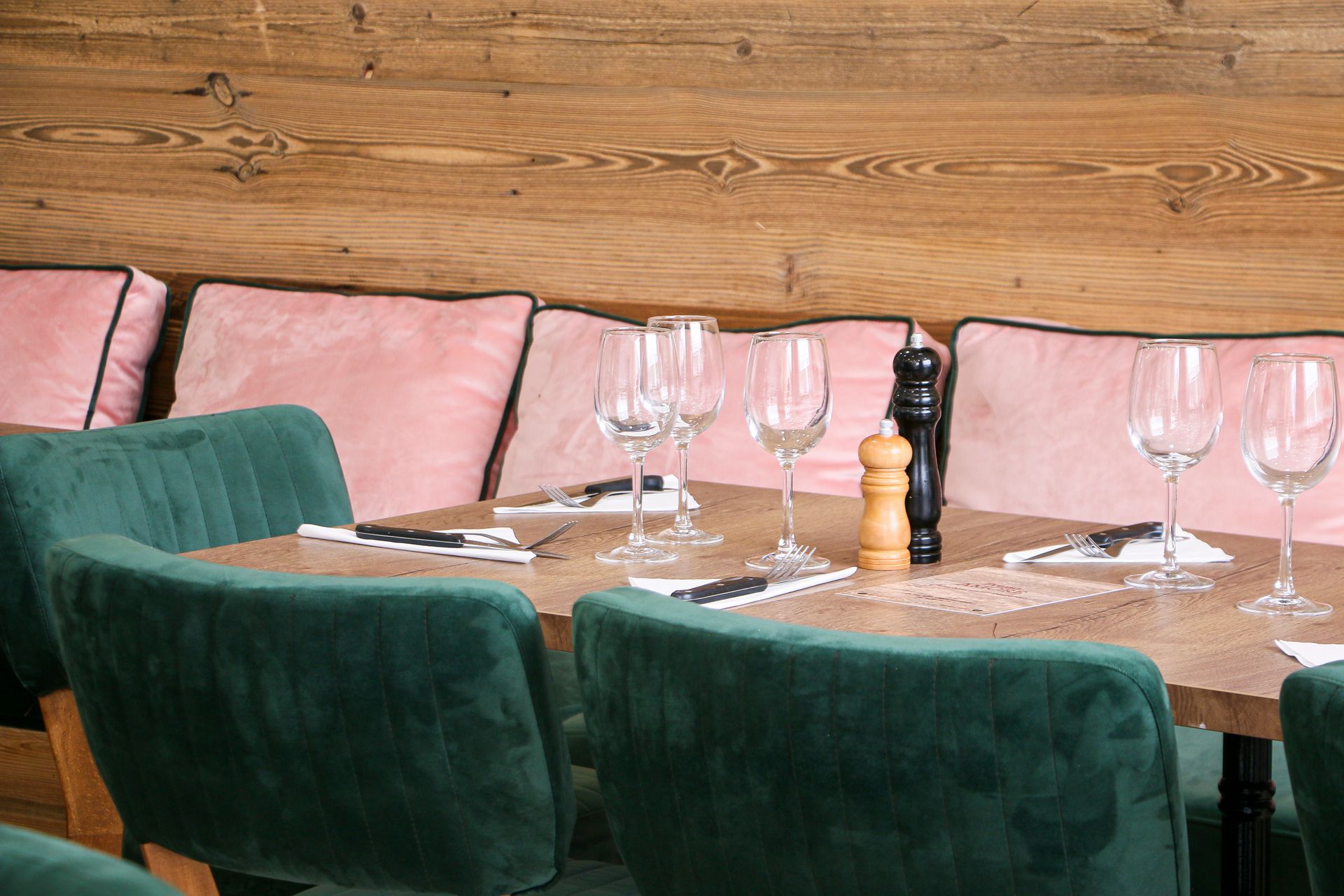 Zoom sur les fauteuils verts du restaurant