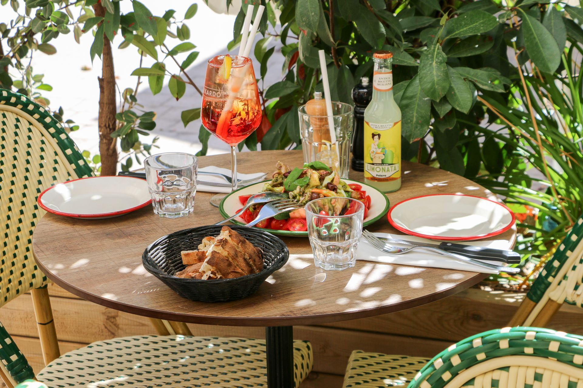 Table dressée et servie