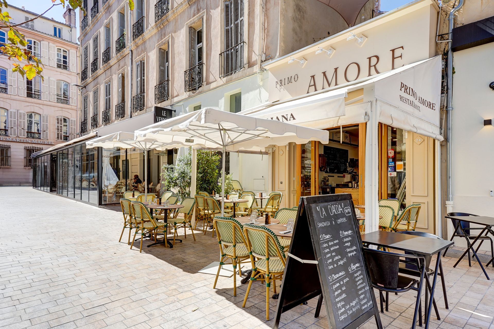 Devanture du restaurant rue Lulli