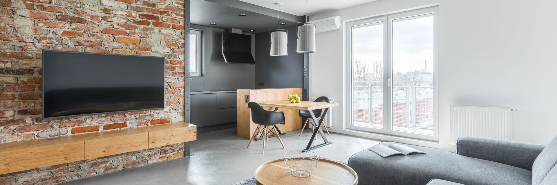 Coin cuisine ouvert sur salon lumineux