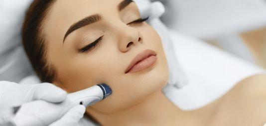 Una mujer está recibiendo un tratamiento facial en un salón de belleza.