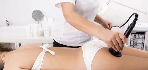 Una mujer está recibiendo un masaje en la espalda en un spa.