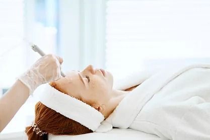 Una mujer está recibiendo un tratamiento facial en un spa.