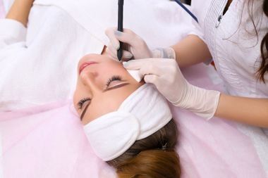 Una mujer está recibiendo un tratamiento facial en un salón de belleza.