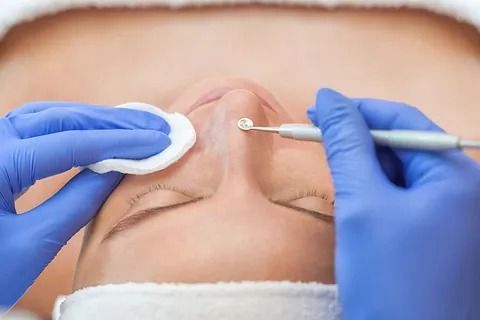 Una mujer está recibiendo un tratamiento facial en un salón de belleza.