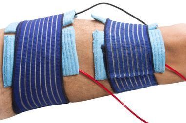 Un primer plano del brazo de una persona con electrodos.