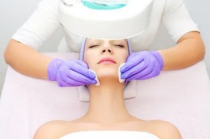 Una mujer está recibiendo un tratamiento facial en un salón de belleza.