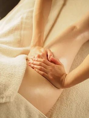 Una mujer está recibiendo un masaje en su pierna en un spa.