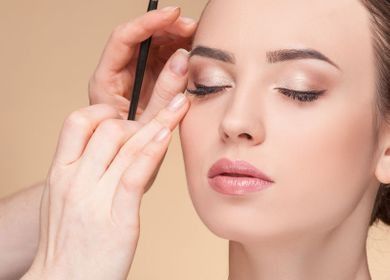 Una mujer se está haciendo un maquillaje para las cejas.