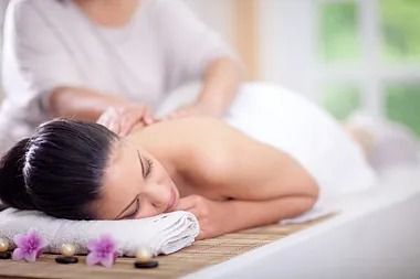 Una mujer está recibiendo un masaje en un spa.