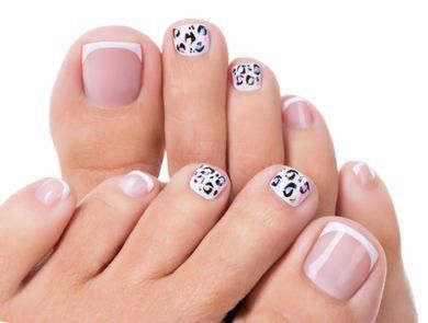 Un primer plano de los pies de una mujer con uñas con estampado de leopardo.