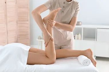 Una mujer está recibiendo un masaje en su pierna en un spa.