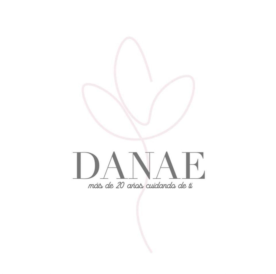 Un logotipo para Danae con una flor sobre un fondo blanco.
