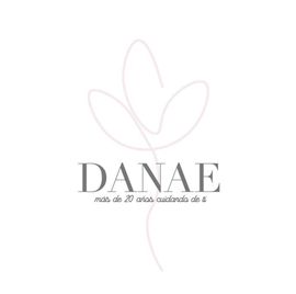 Un logotipo para Danae con una flor sobre un fondo blanco.