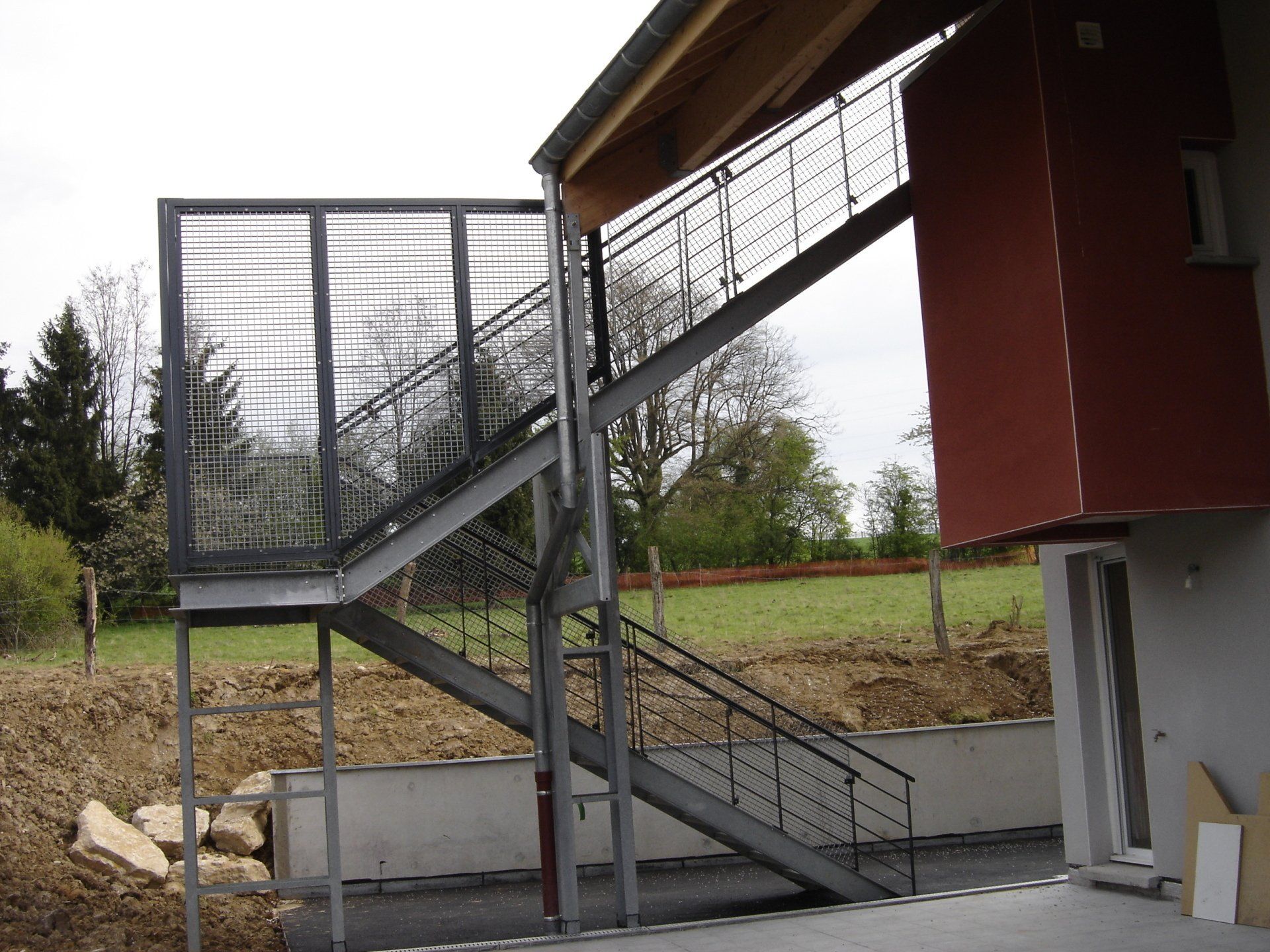 Escalier métallique en 2 parties