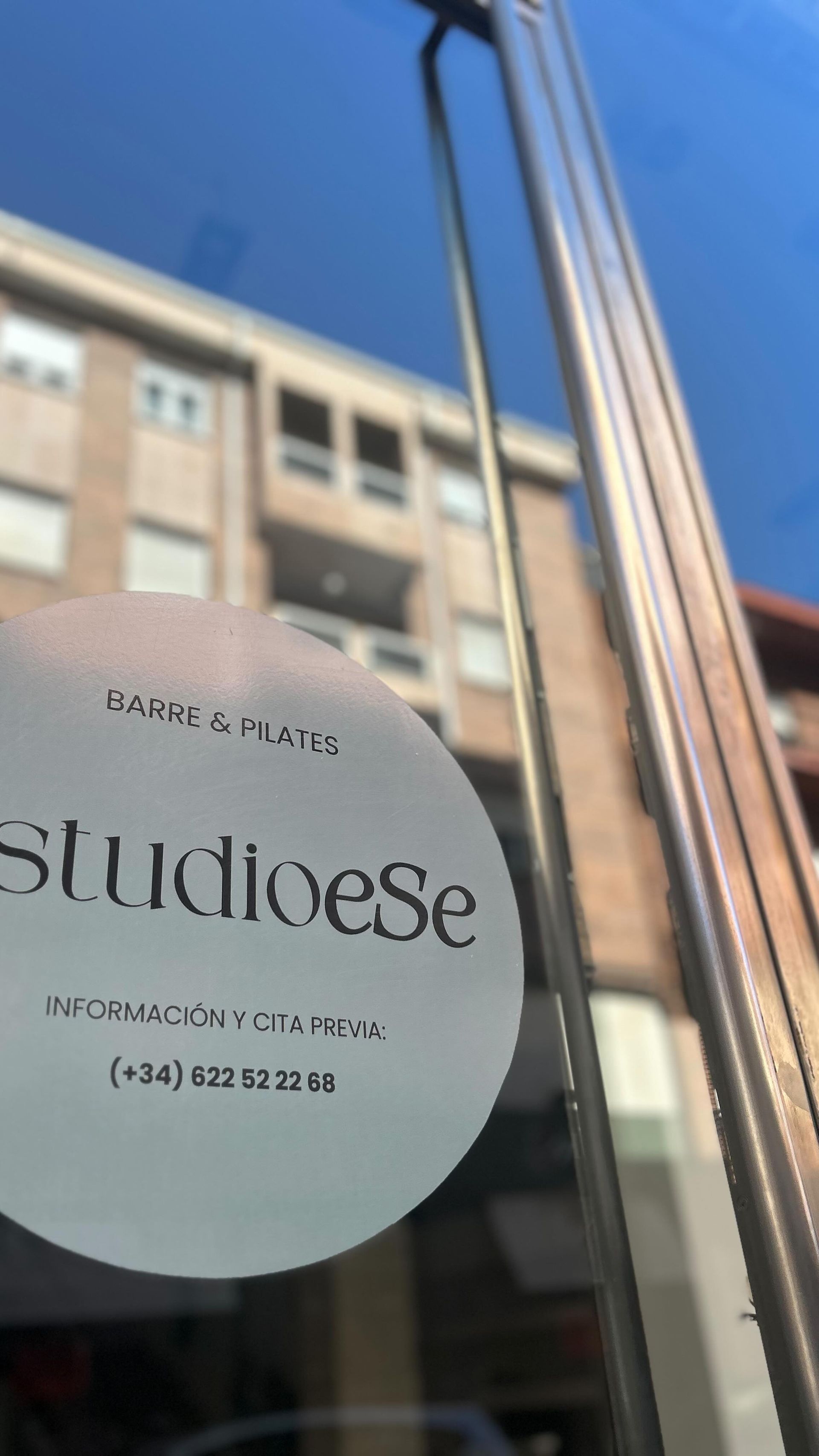 Un cartel en una puerta de vidrio que dice