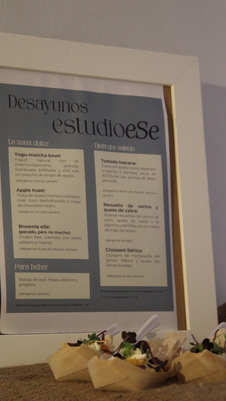 Un cartel enmarcado que dice