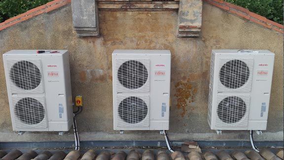 Pompes à chaleur de climatisation accrochées au mur