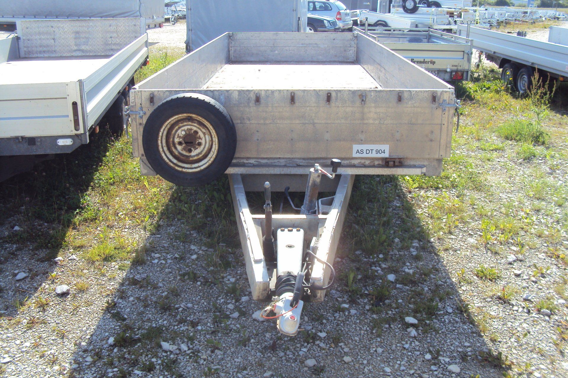 Metallanhänger im Außenbereich mit Ersatzreifen.