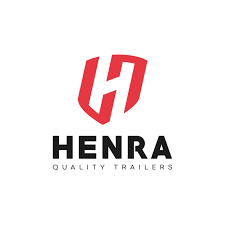 Rotes Schild mit weißem „H“, darunter das Wort „HENRA“ und der Slogan „QUALITY TRAILERS“.