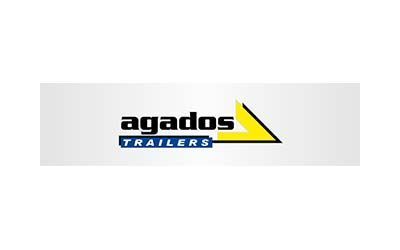 Agados Trailers-Logo: schwarzer Text „agados“ mit blauem „TRAILERS“ auf weißem Hintergrund; ein gelbes Dreieck.