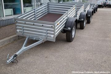 Mehrere silberne Metallanhänger parkten auf Asphalt.