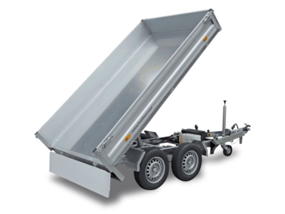 Ein silberner, nach oben geneigter Kippanhänger auf weißem Hintergrund.