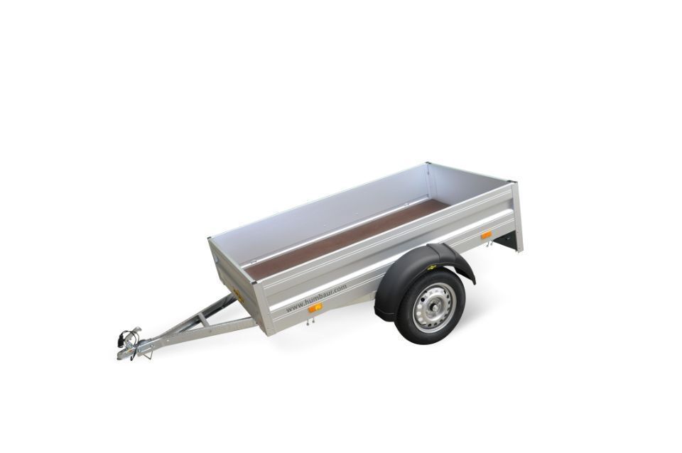 Silberner Nutzanhänger auf weißem Hintergrund, mit schwarzem Rad und braunem Boden.