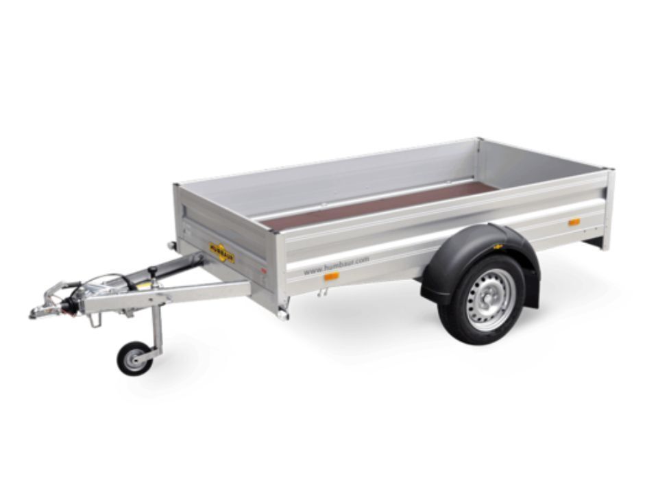 Ein silberner Nutzanhänger mit schwarzem Reifen auf weißem Hintergrund.