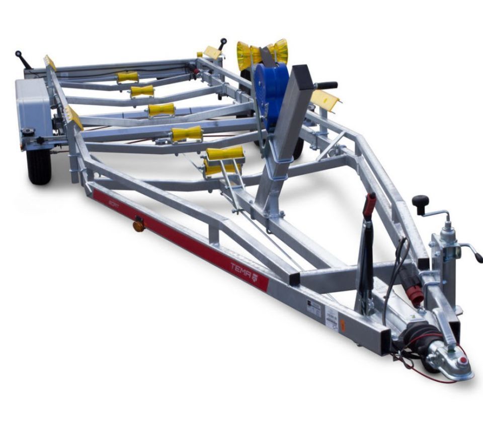 Bootsanhänger, verzinkter Stahlrahmen mit gelben Rollen, Seilwinde und Anhängerkupplung.