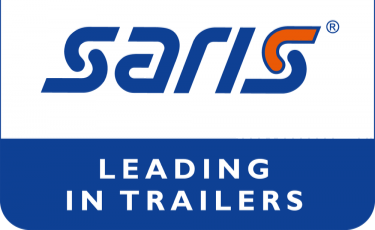 Logo für Saris-Anhänger: Blau und Weiß mit orangefarbenem Akzent. „Saris“ über „Leading in Trailers“.