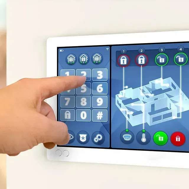 Una persona está presionando un botón en un sistema de seguridad.