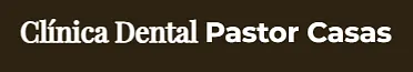 Un logotipo para la clínica dental pastor casas sobre un fondo marrón.