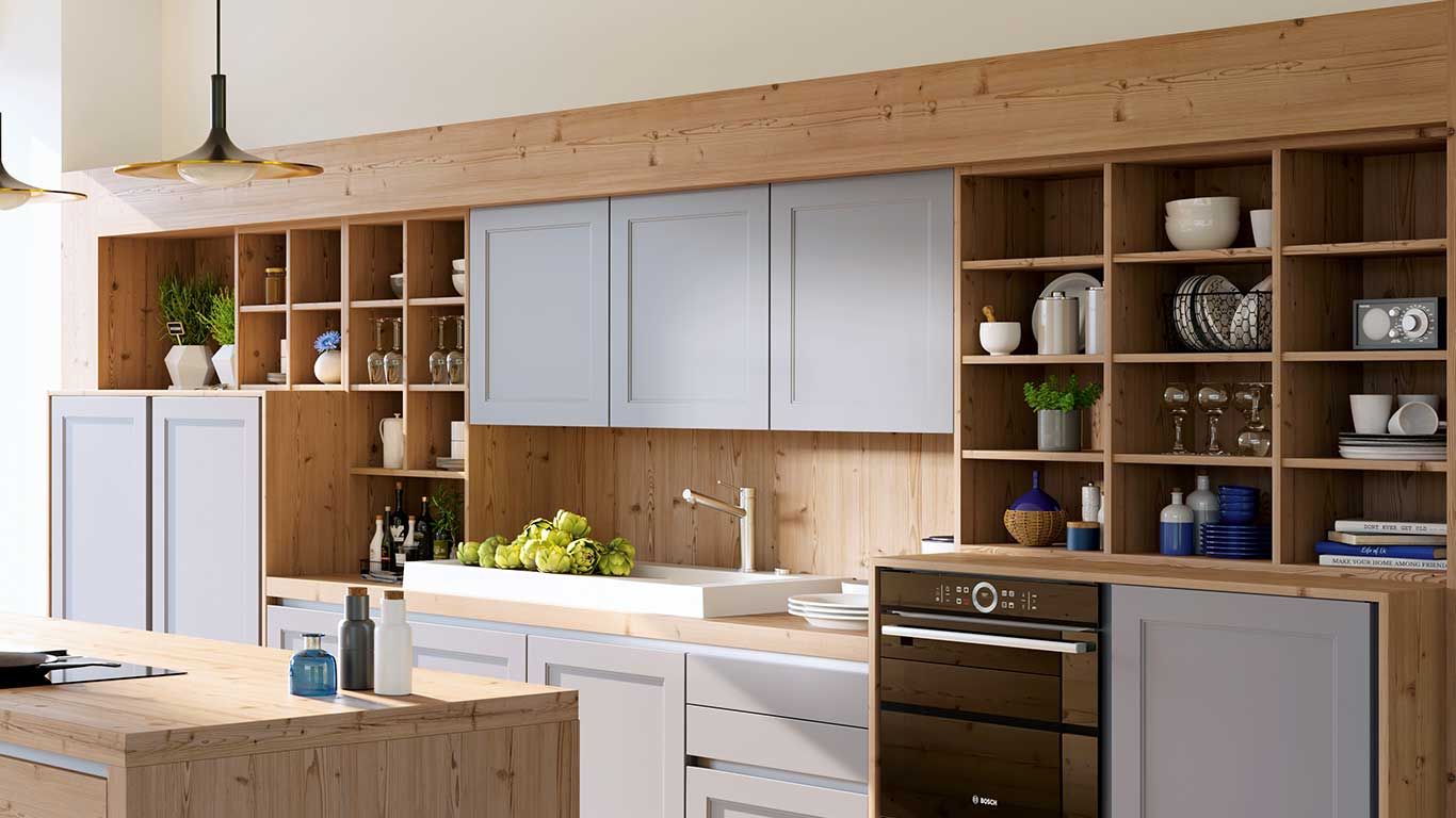 Eine moderne Küche mit Regalen und Schränken aus Naturholz, kombiniert mit hellgrauen Schränken und einer zentralen Kochinsel.