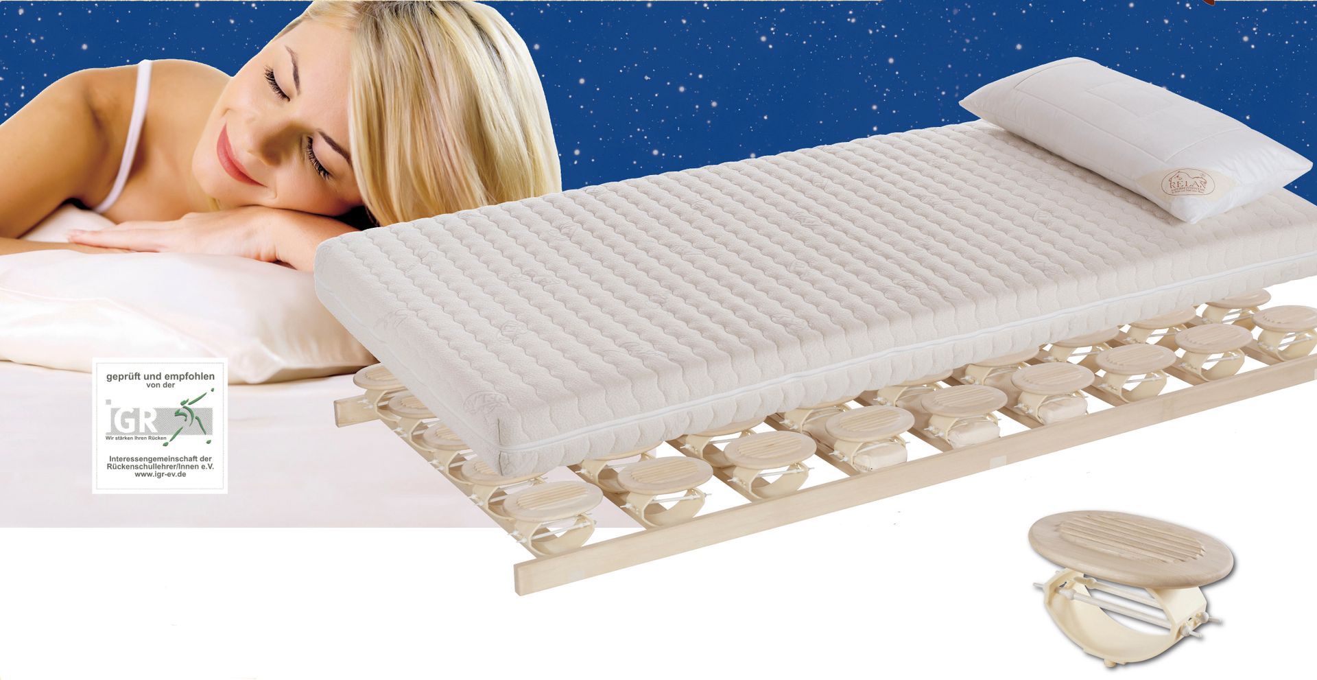 Eine Person ruht auf einem Kissen neben einer Matratze und einem speziellen orthopädischen Bettgestell vor dem Hintergrund eines sternenklaren Nachthimmels.